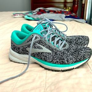 EUC WOMENS BROOKS LAUNCH 5